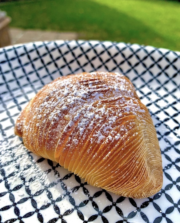 Neapolitan sfogliatella on a blue plate